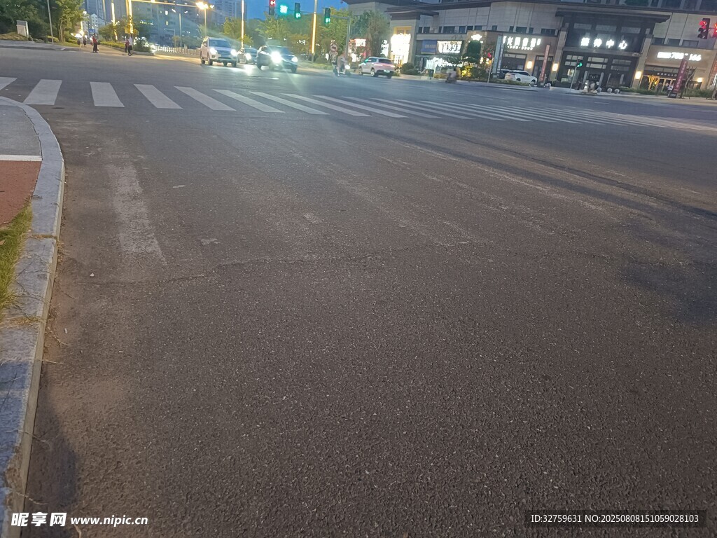 城市街道清晨景象
