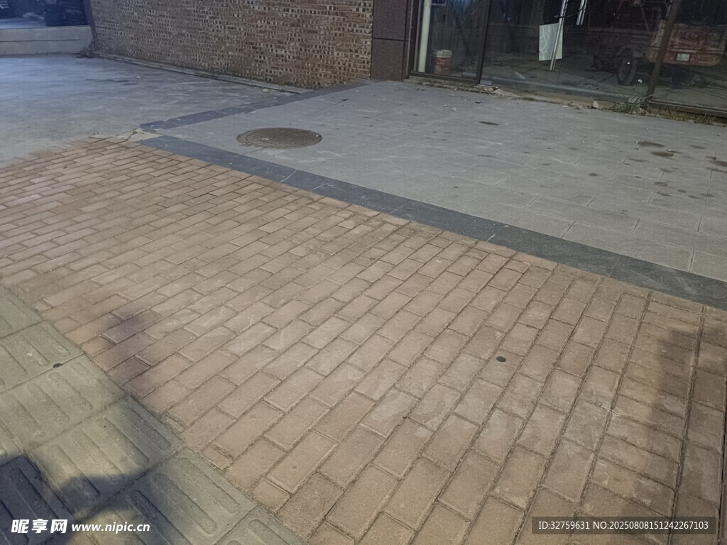 砖砌地面施工场景