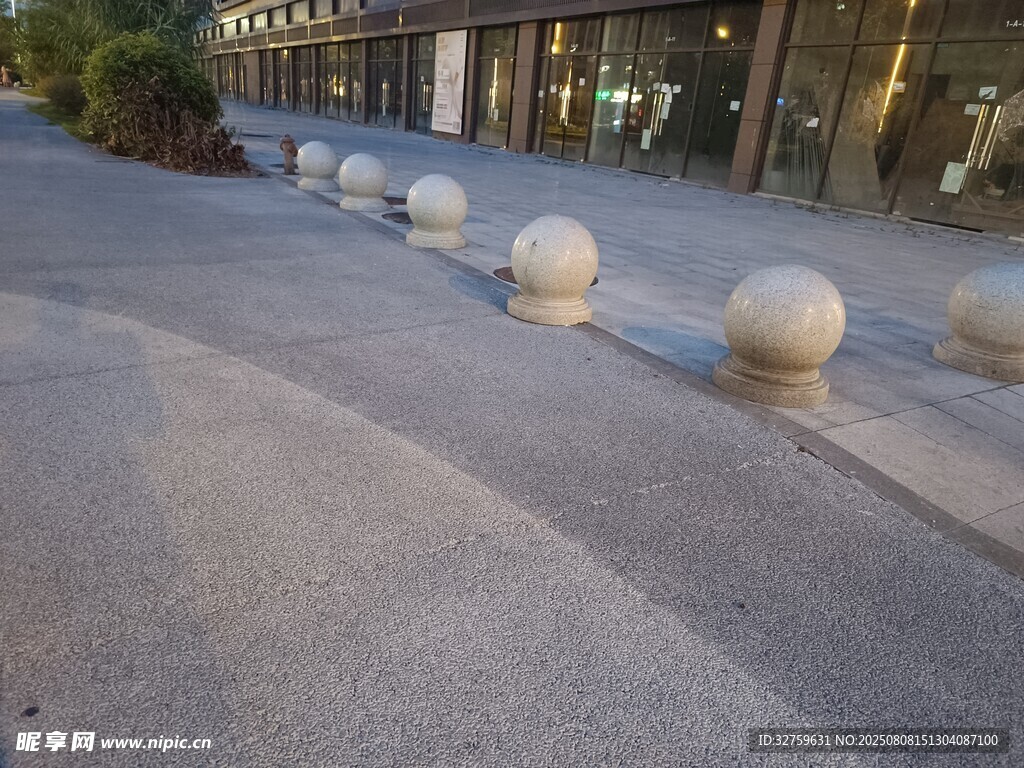 街道边的球形路障