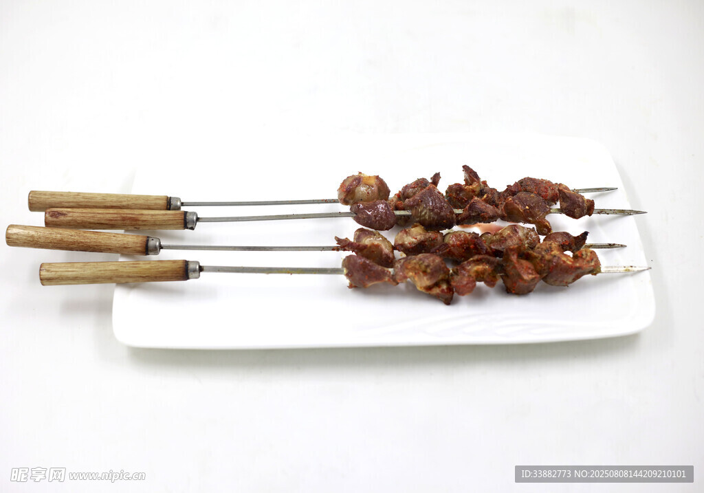 美味烤肉串摆于白盘上