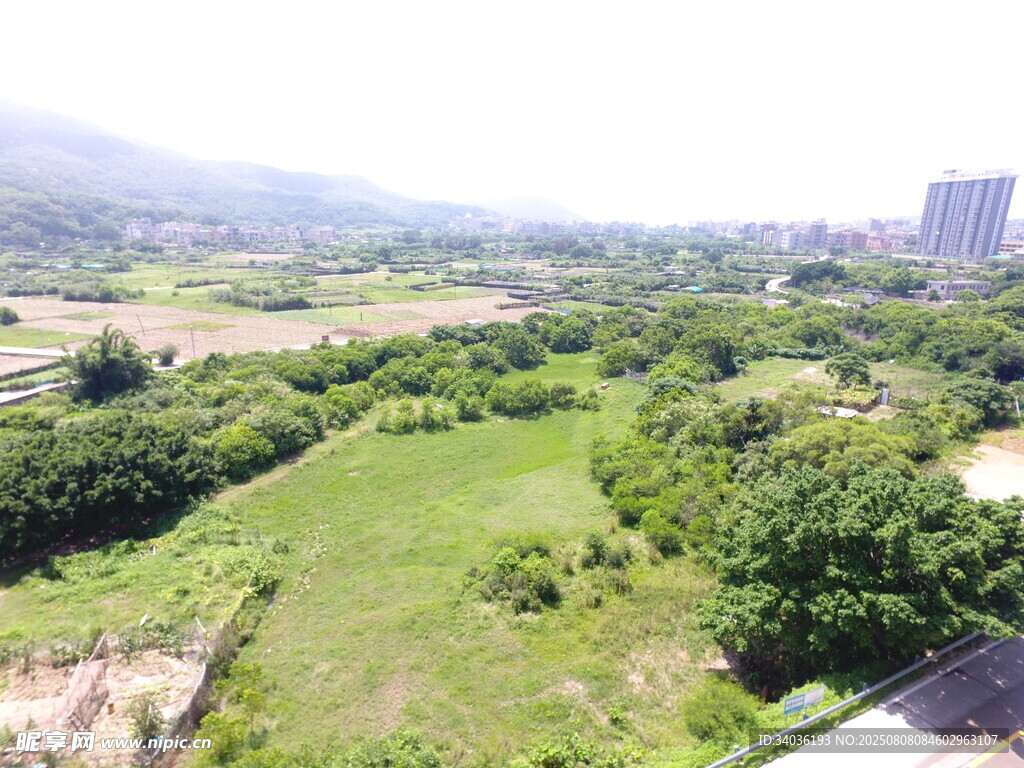 俯瞰翠绿田野与城市远景