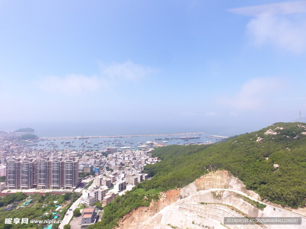 山顶俯瞰城市与山海风光