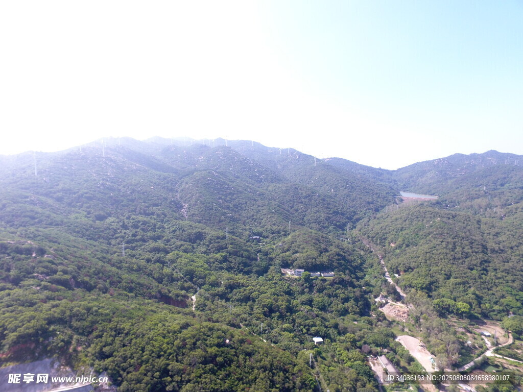 俯瞰葱郁山峦与村落