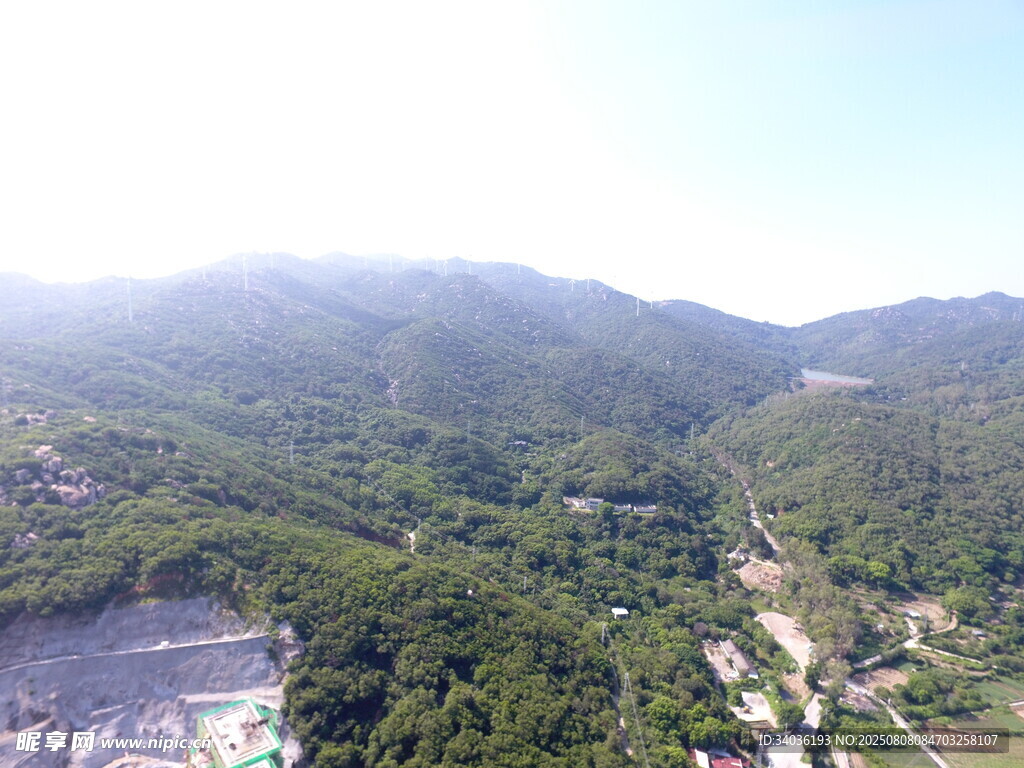 俯瞰山林间的村落景色