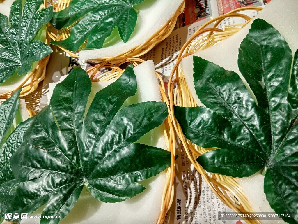 绿叶装饰的精美糕点