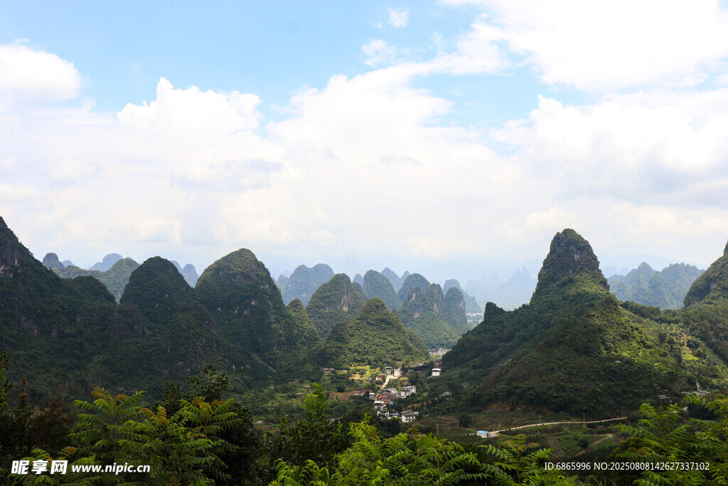 秀丽山峦间的自然美景