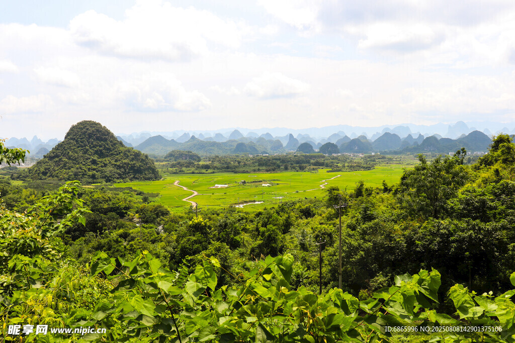 青山绿野间的自然美景