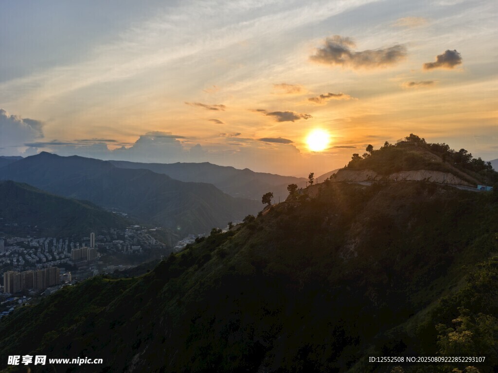山间日落美景