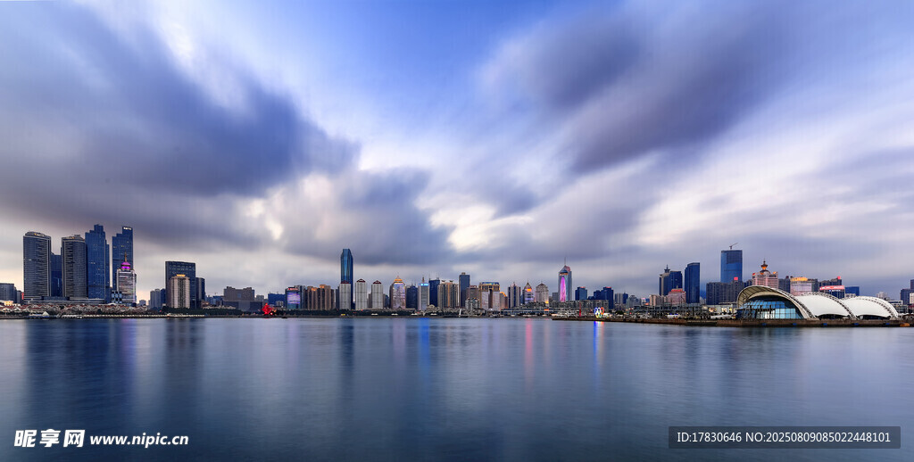 城市天际线与平静湖水景观
