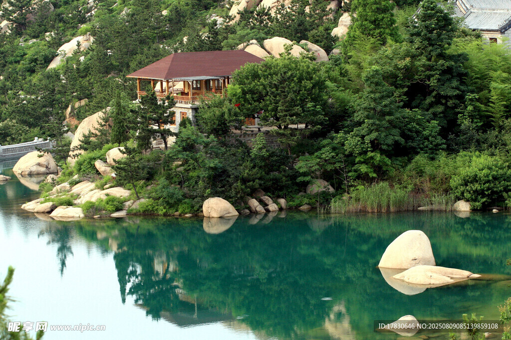 山间碧湖旁的静谧小屋