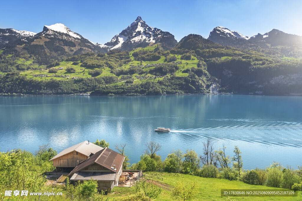 湖畔山居美景