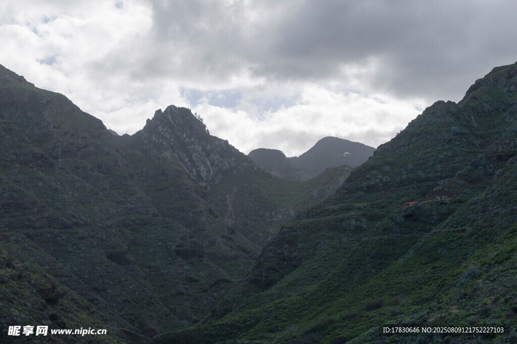 山峦叠翠间的云雾景致