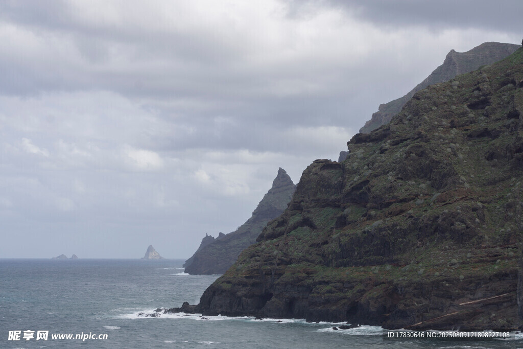 海岸边的壮阔山峦与大海