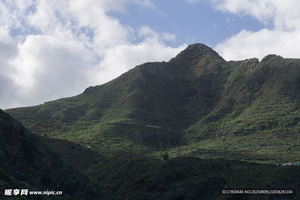 翠绿山峦与蓝天白云美景