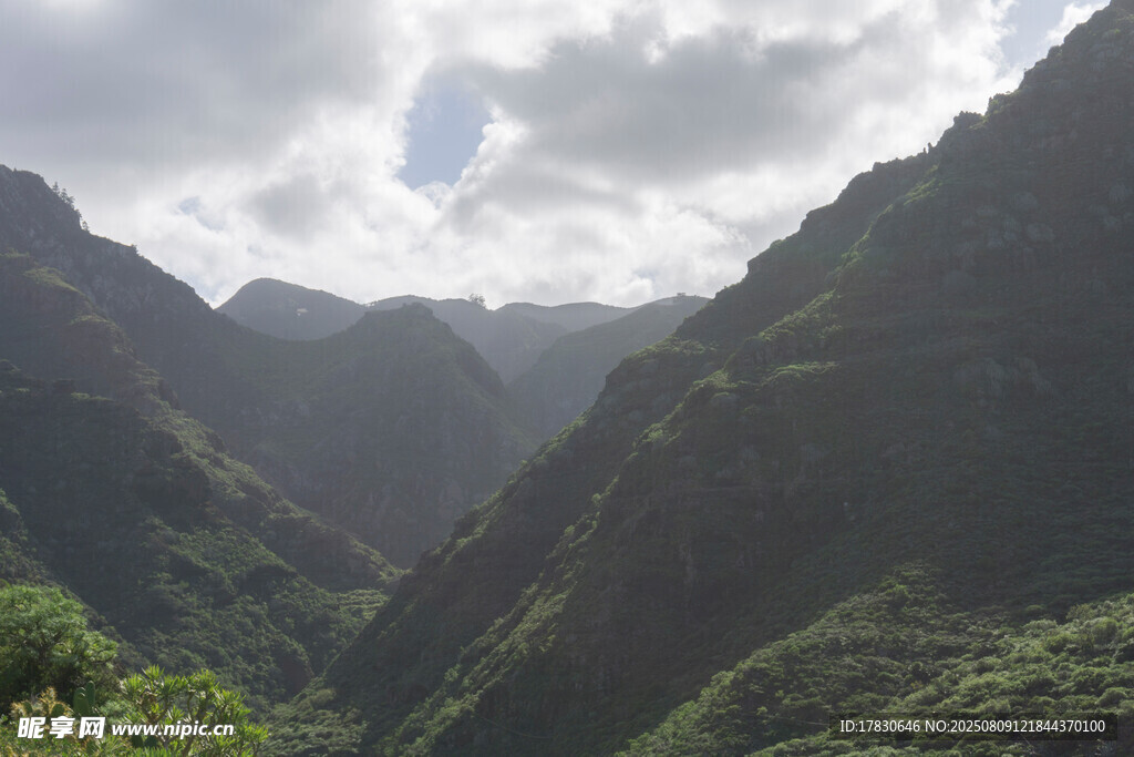山峦叠翠的壮美自然景观