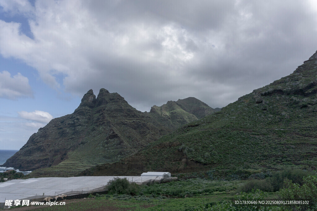 山间湖泊美景