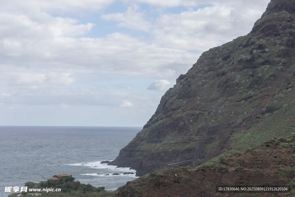 海边峻峭山峰风景图