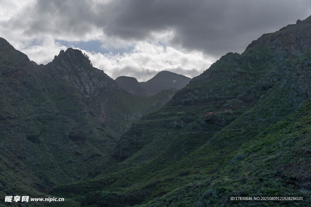 山峦叠翠间的云雾景致