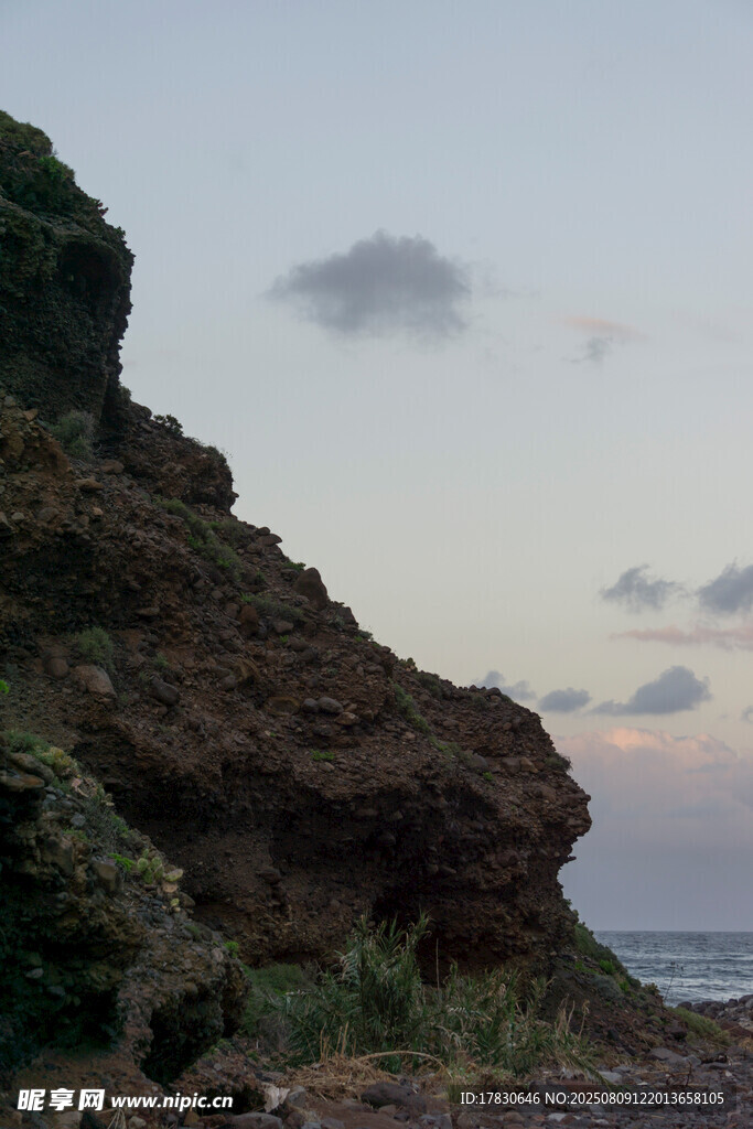 海边嶙峋岩石与天际云彩