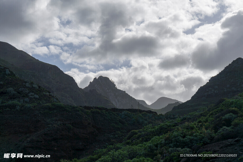 山峦云海间的自然美景