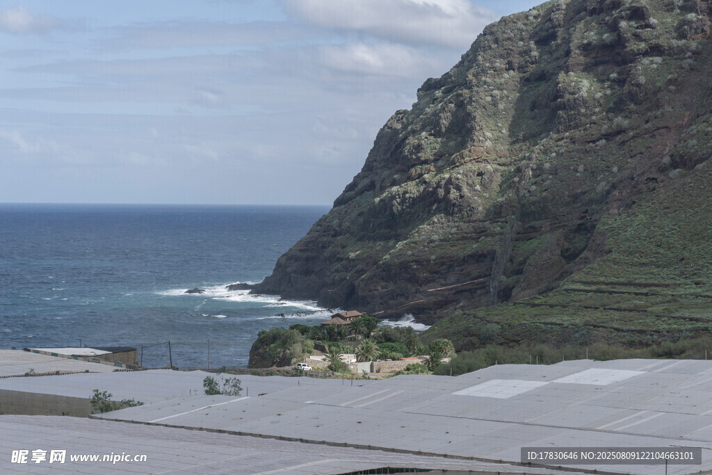 海岸边的山峦与开阔景致