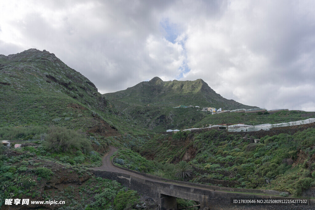 山间公路与葱郁山峦美景