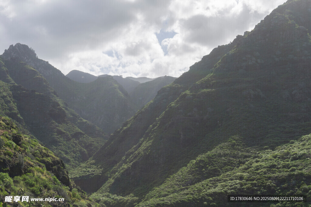 阿纳嘎山峰