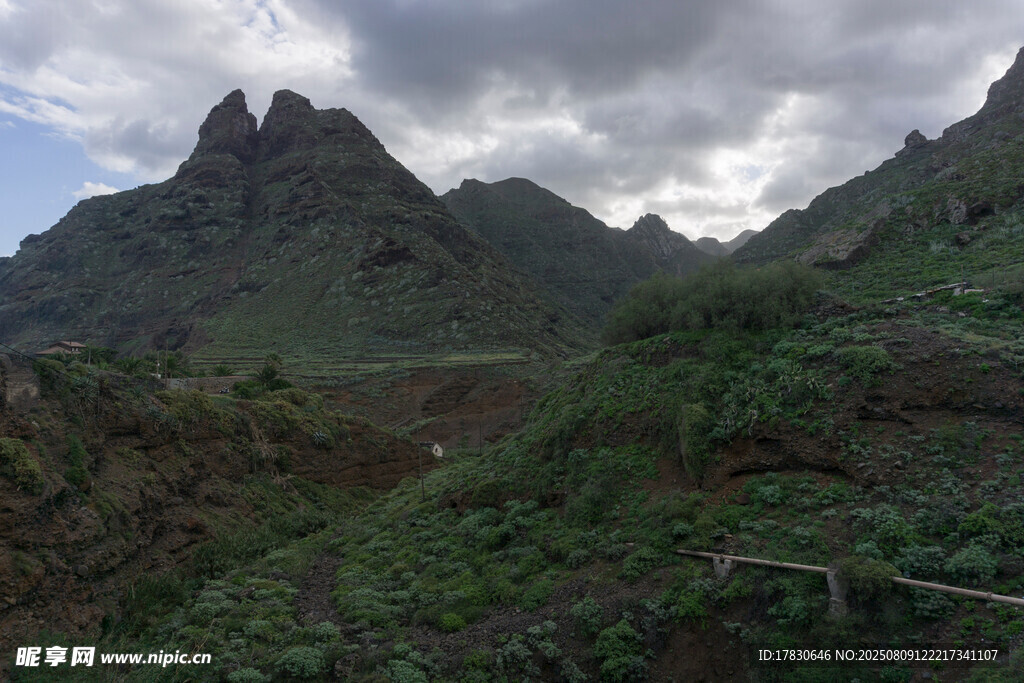 阿纳嘎山峰
