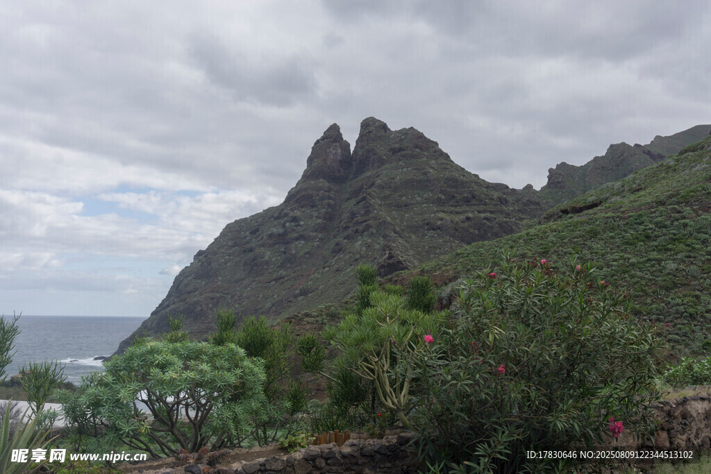 山海间的葱郁峰景
