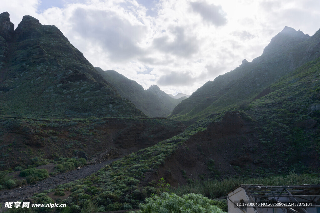 阿纳嘎山峰