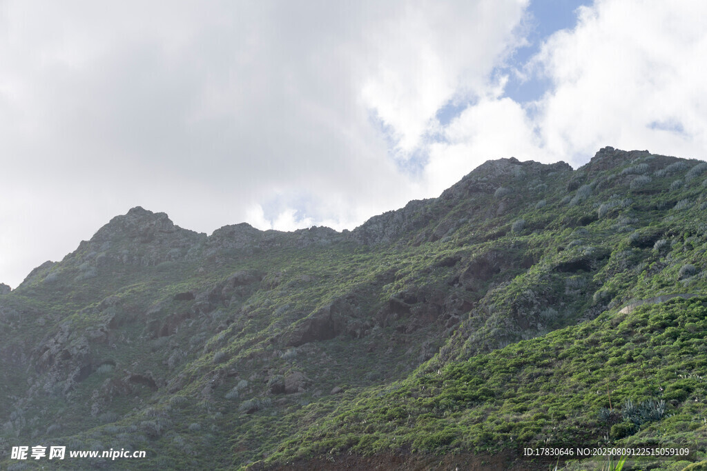 阿纳嘎山峰