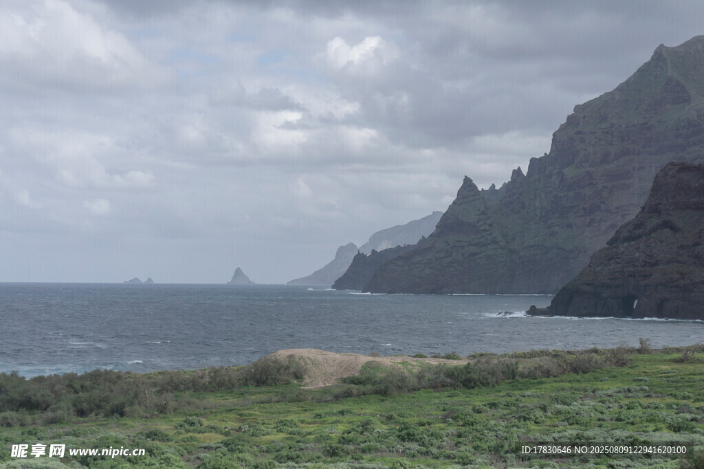 海边山峦风景图