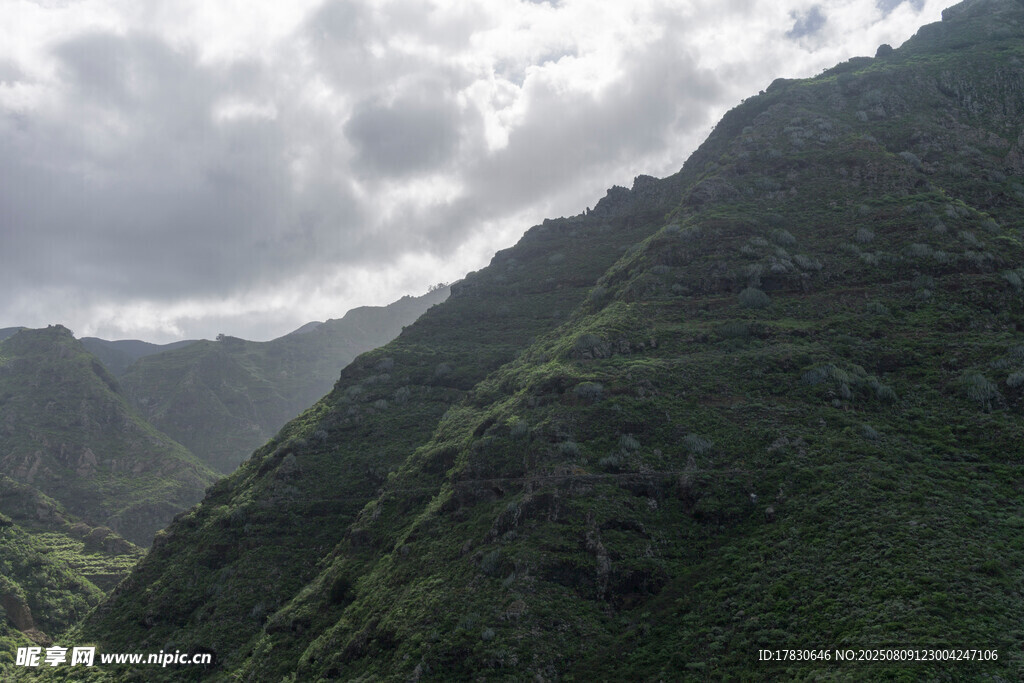 山峦云雾间的自然景致