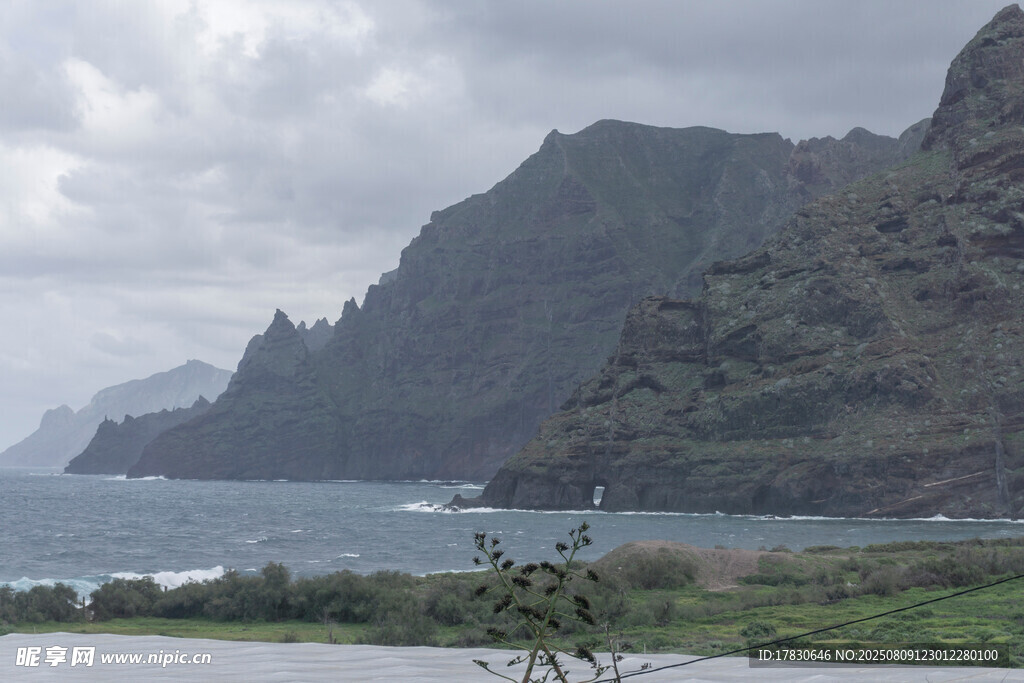 海边壮丽山峦风景