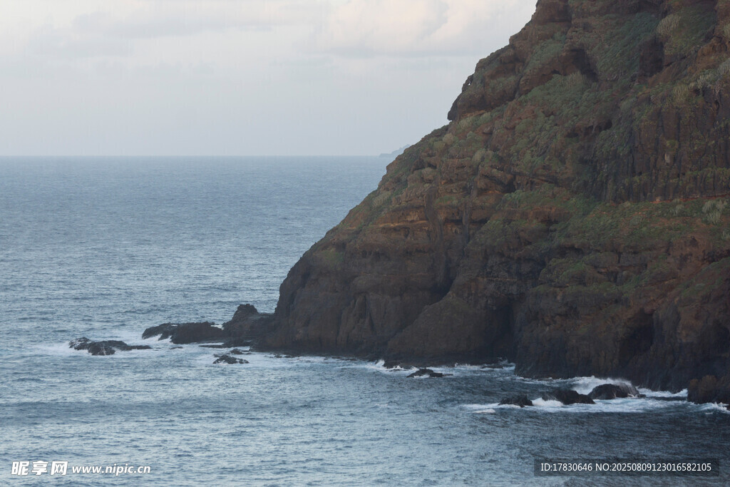 海边嶙峋峭壁