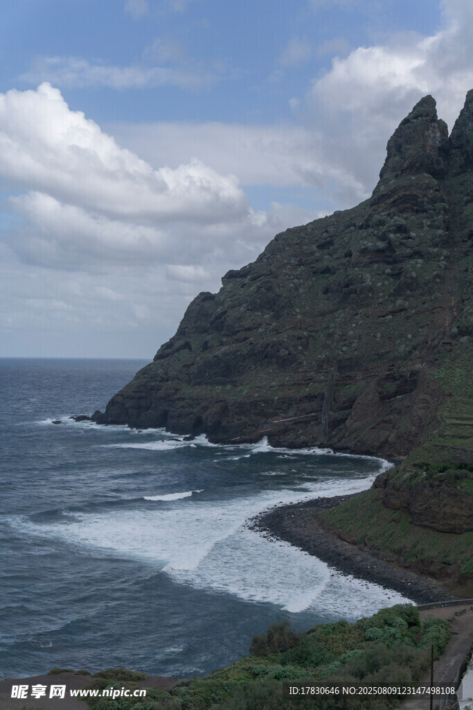 海岸边的壮美山峦与海浪