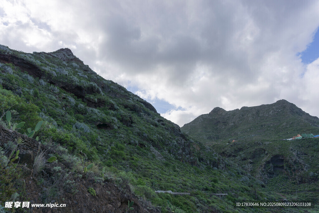 青山云雾间的秀丽景致