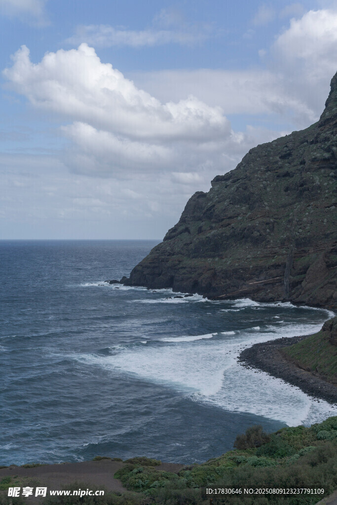 海岸边的壮阔山海景观