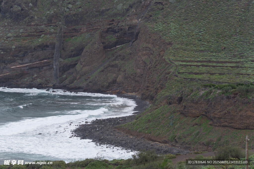 海岸边的翠绿山峦与海浪
