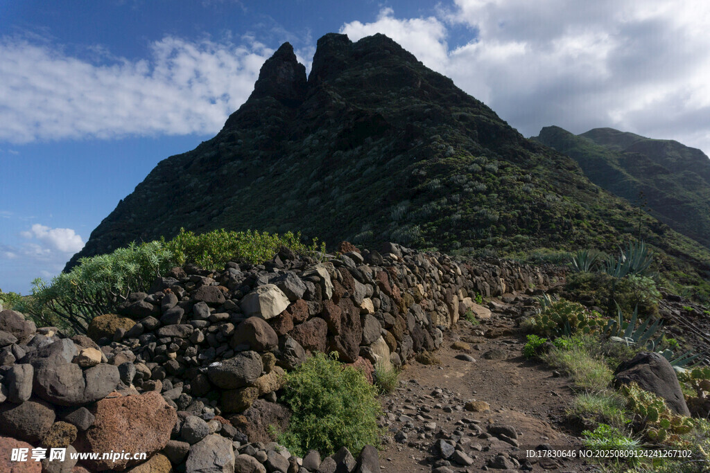 山间石墙与巍峨山峰