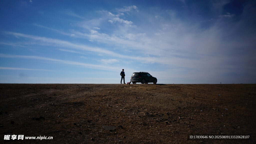 旷野中人与车的孤独景象