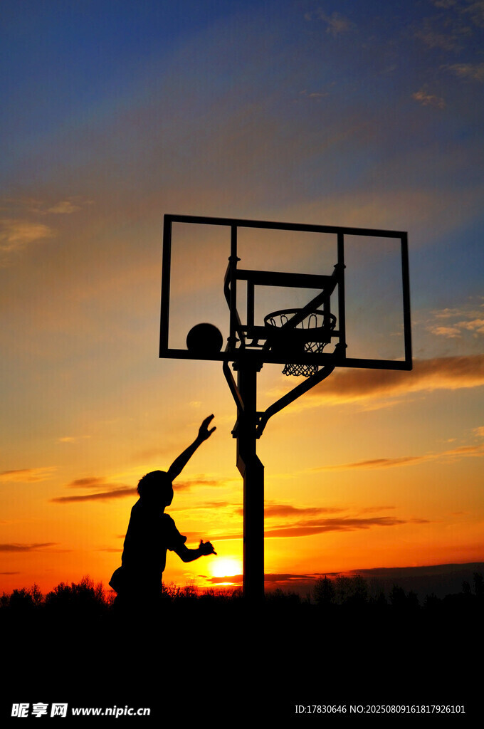 夕阳下的篮球少年剪影