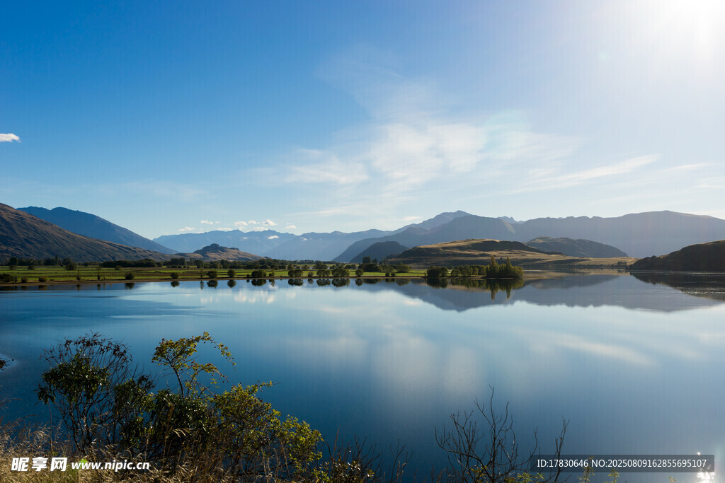 宁静湖泊与远山蓝天美景
