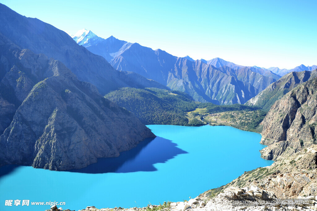 高山下的碧蓝湖泊美景