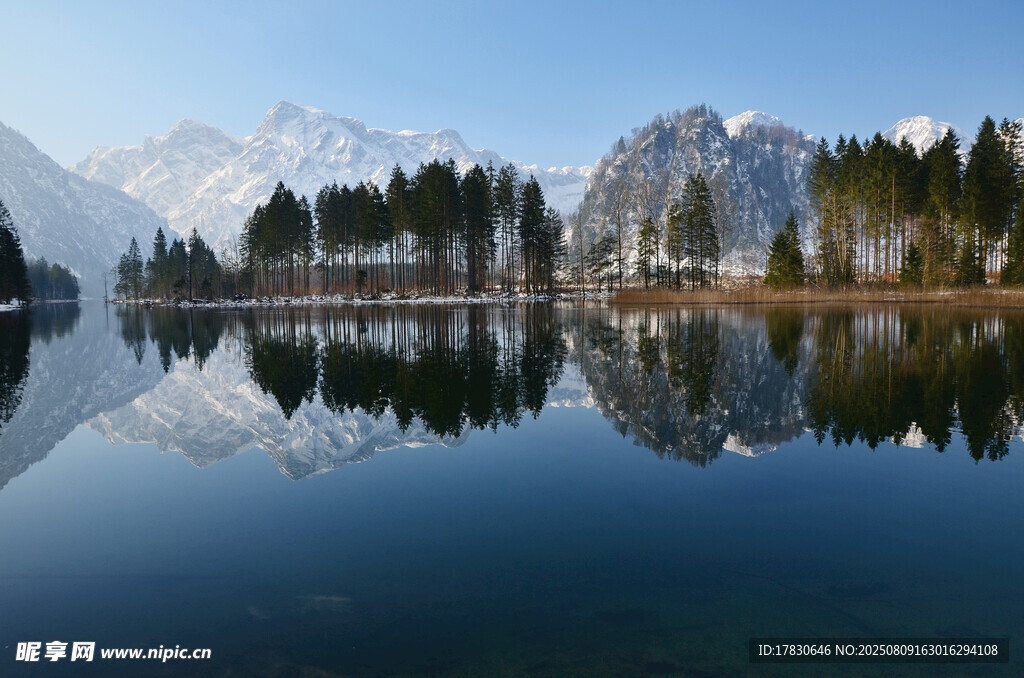 宁静山水倒影如画风景
