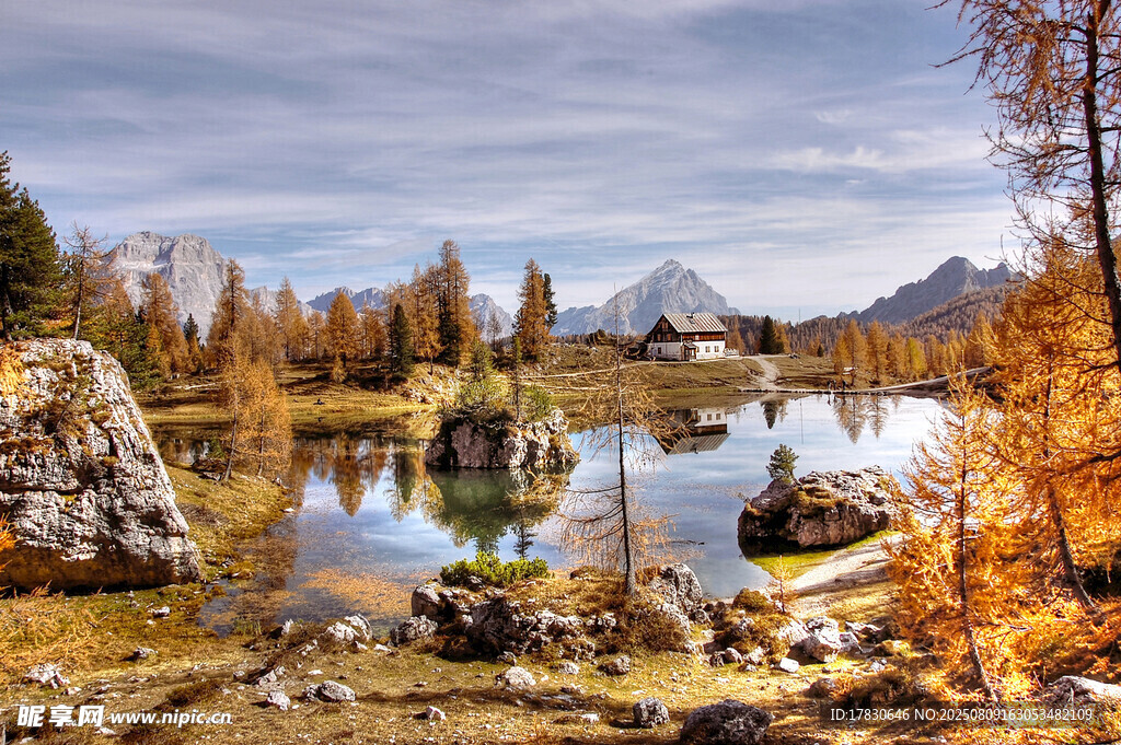 秋日山间湖景风光