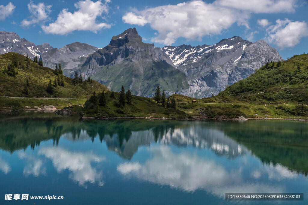 高山湖泊美景