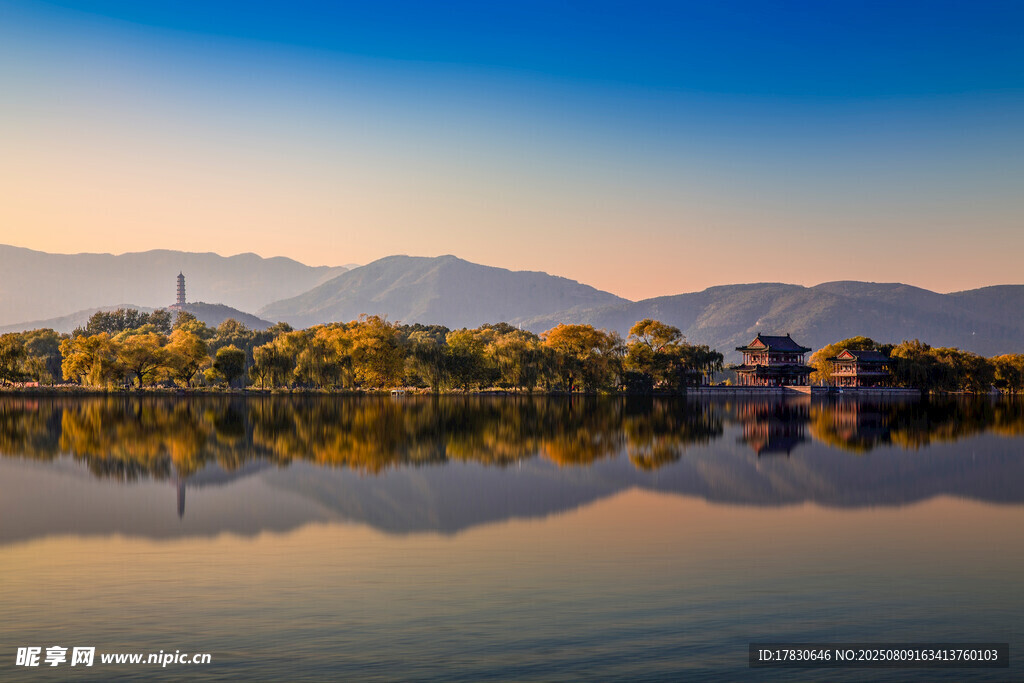 秋日湖畔美景倒影如画
