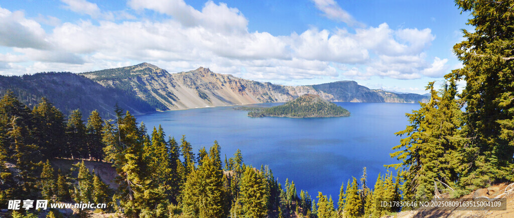 湖畔山林美景