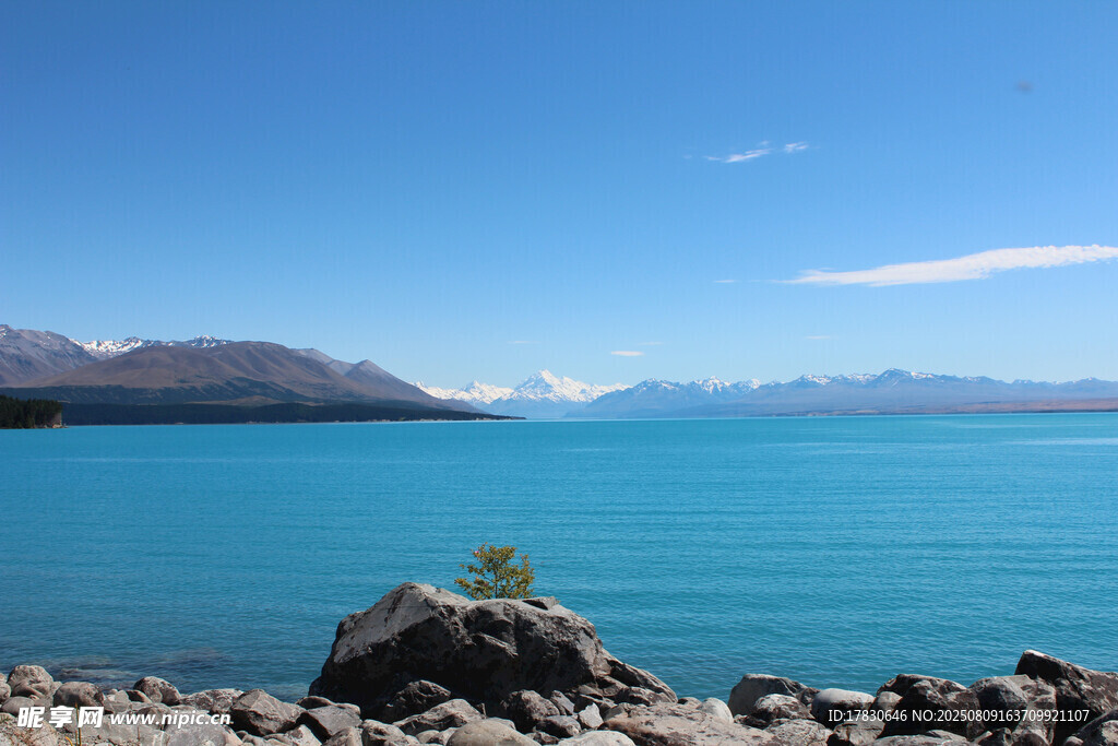 湛蓝湖水与远处山峦美景